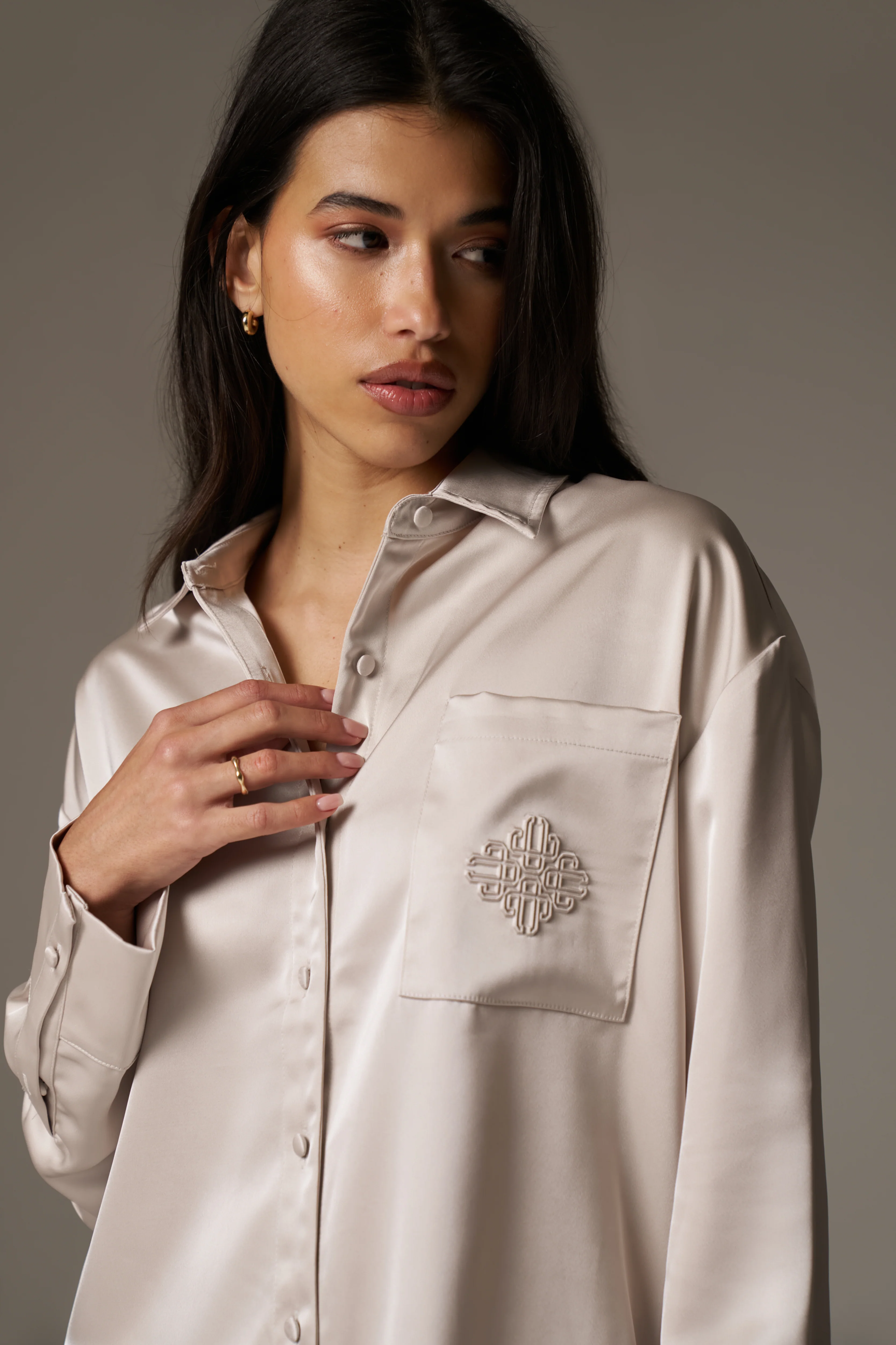 SATIN EMBLEM SHIRT - BEIGE - Image 4