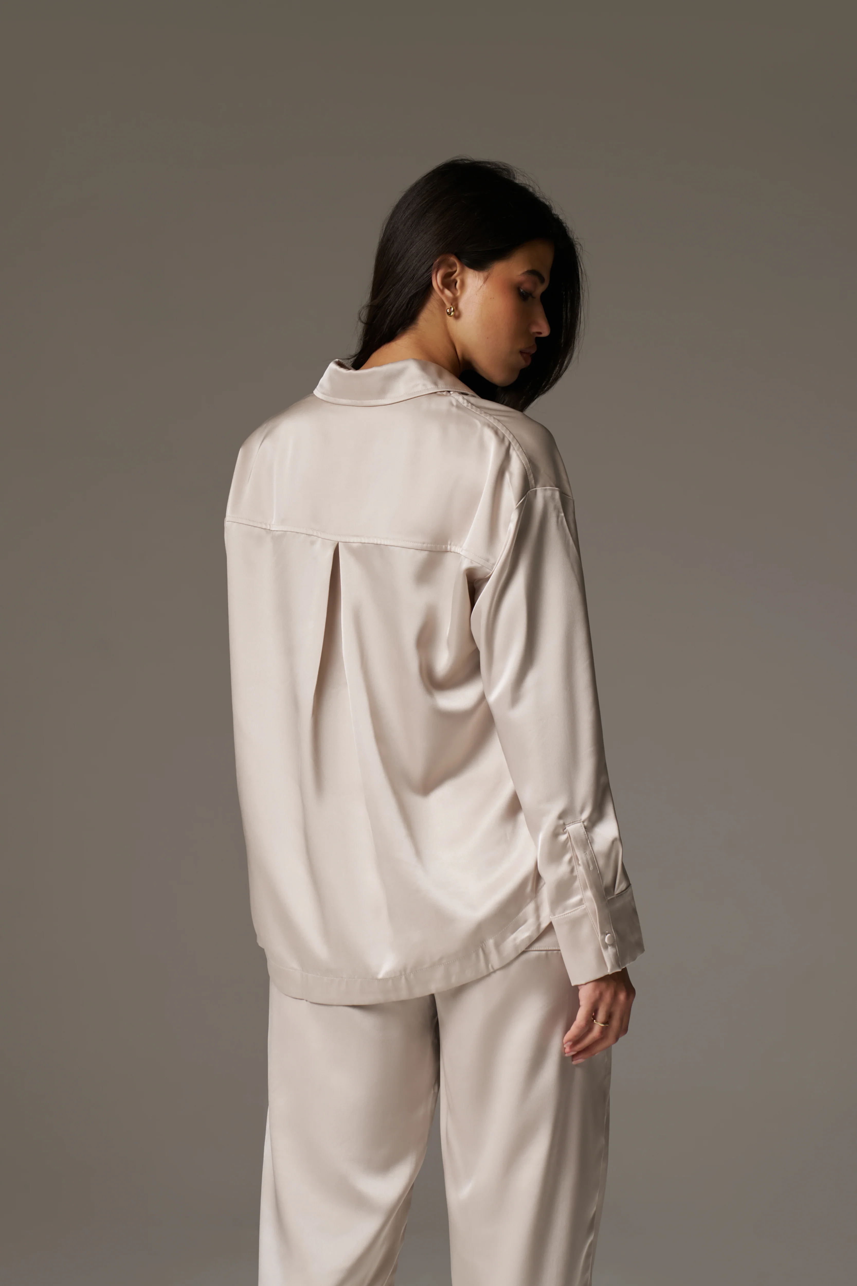 SATIN EMBLEM SHIRT - BEIGE - Image 6