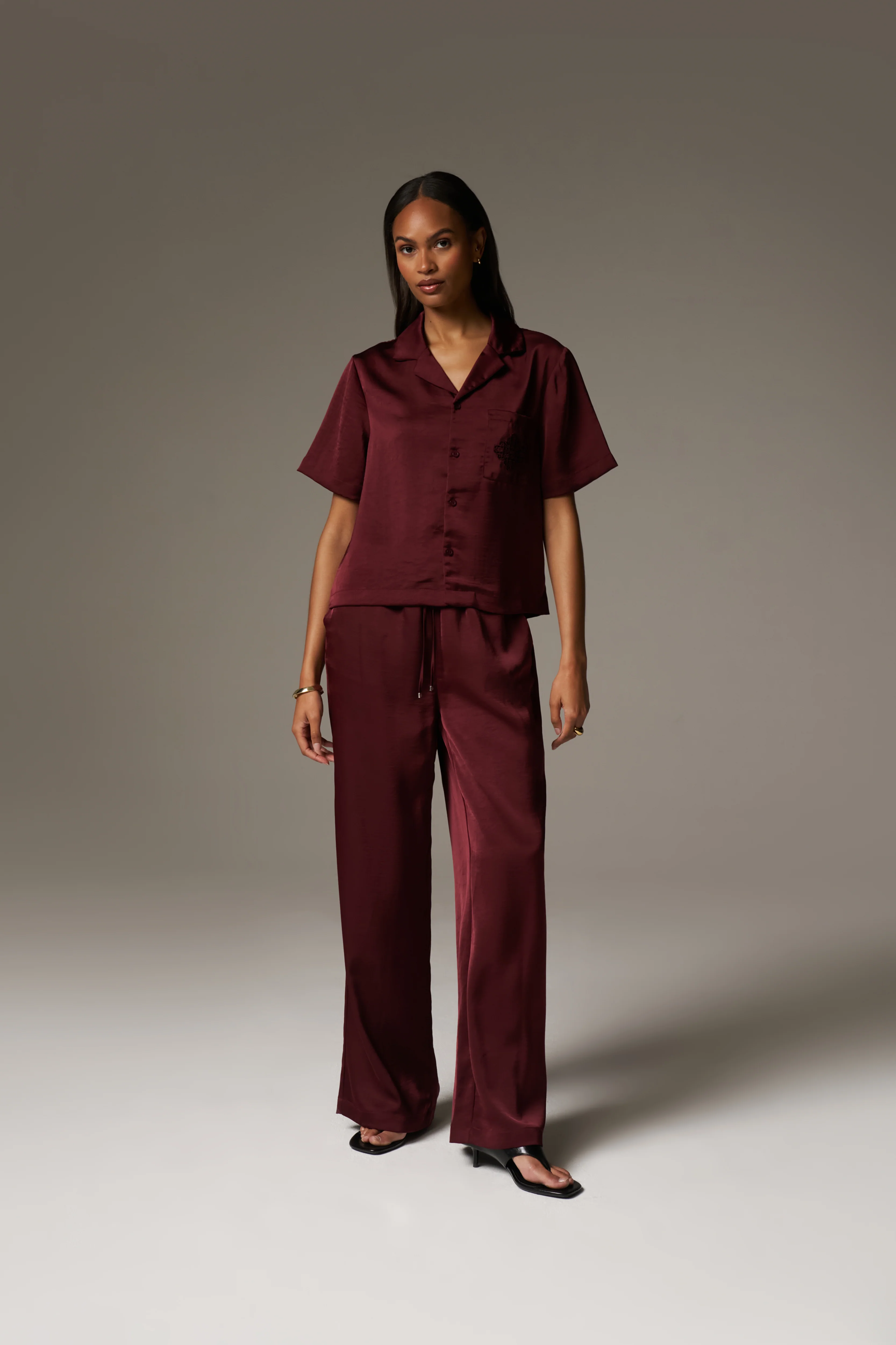 SATIN SHORT SLEEVE EMBLEM SHIRT - BURGUNDY - Image 3