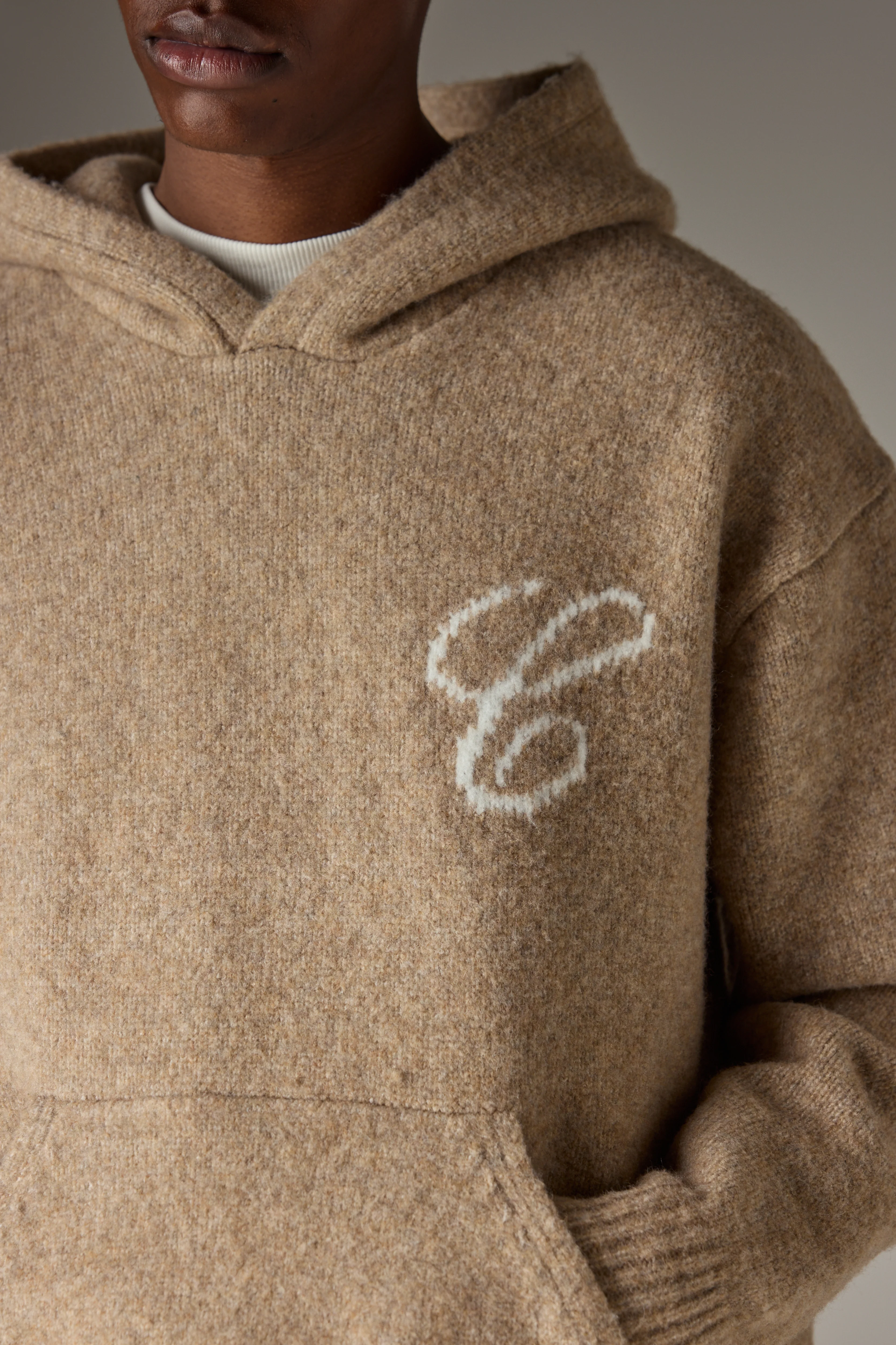 SCRIPT LOGO GRAPHIC KNITTED HOODIE - BEIGE - Image 5
