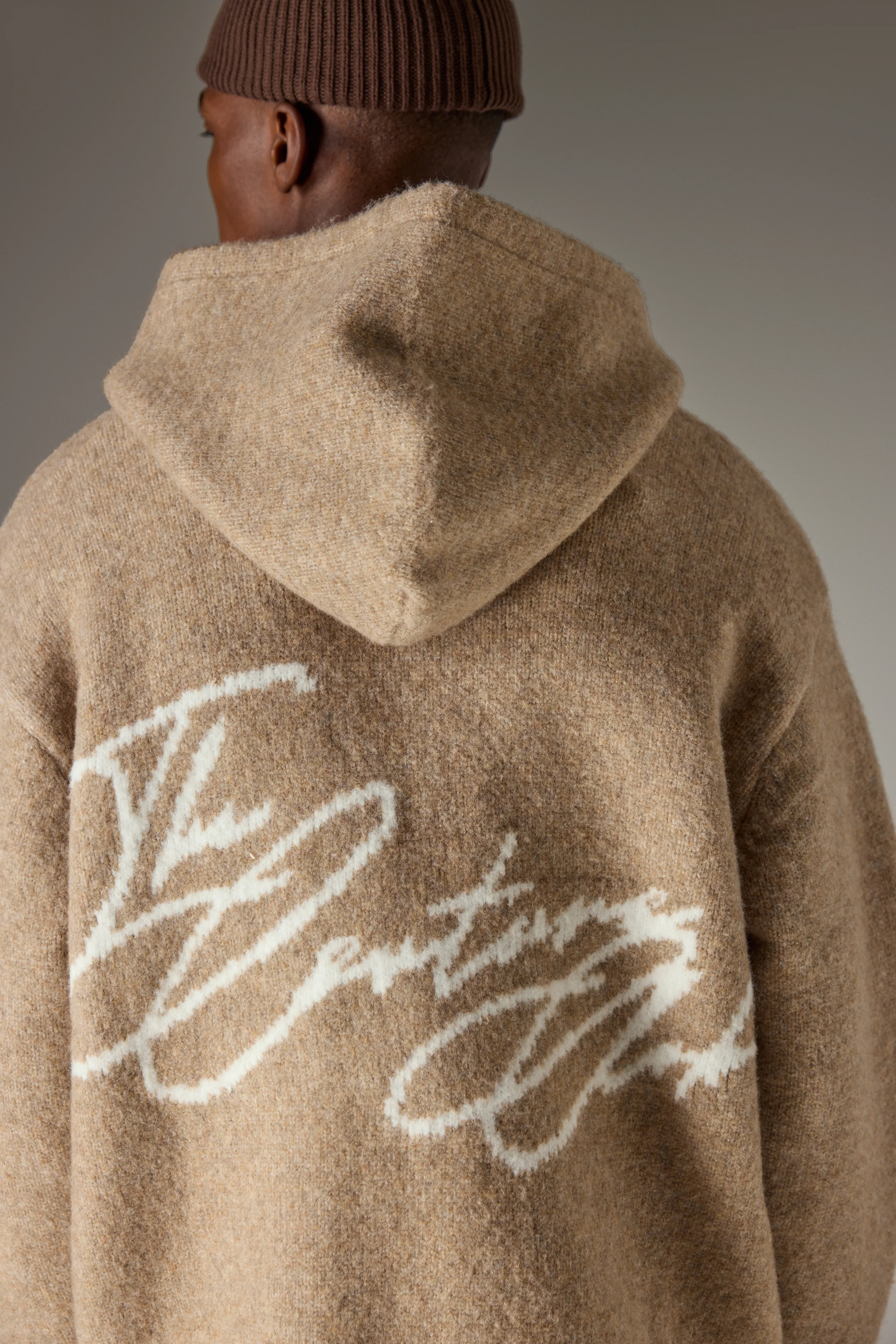 SCRIPT LOGO GRAPHIC KNITTED HOODIE - BEIGE - Image 6