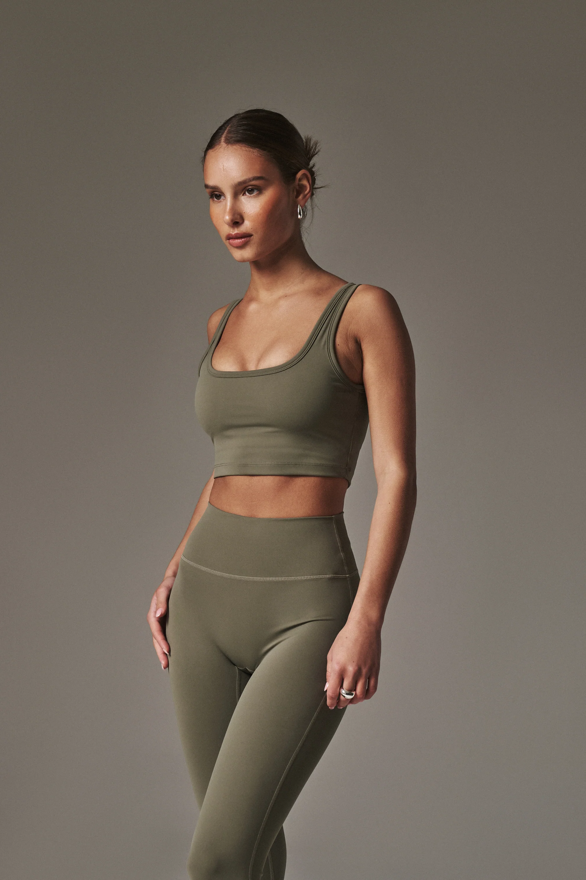 SCULPTING STRETCH EMBLEM SPORTS BRA - KHAKI - Image 4
