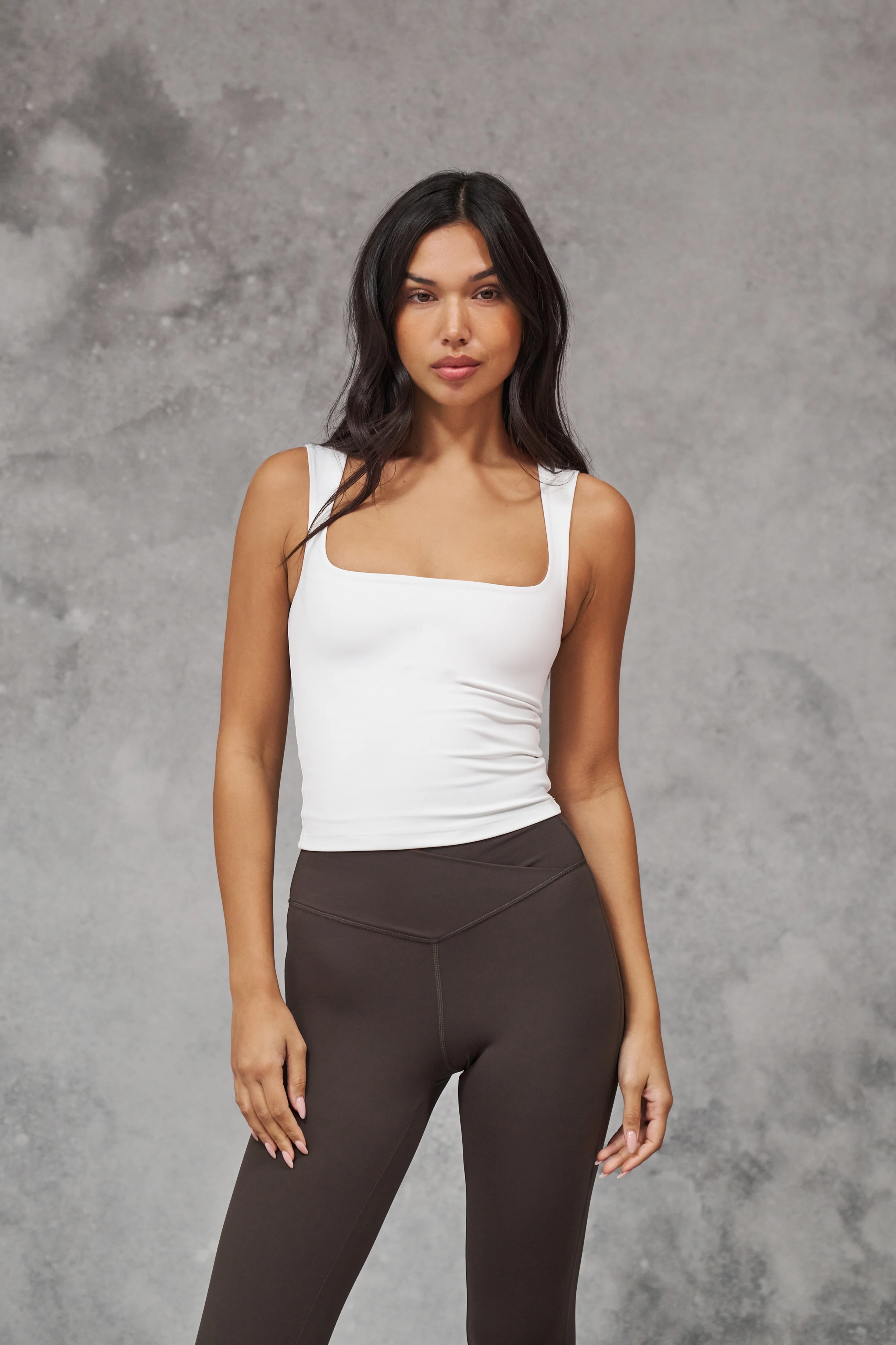 SCULPTING STRETCH SCOOP NECK TOP - WHITE - Image 3