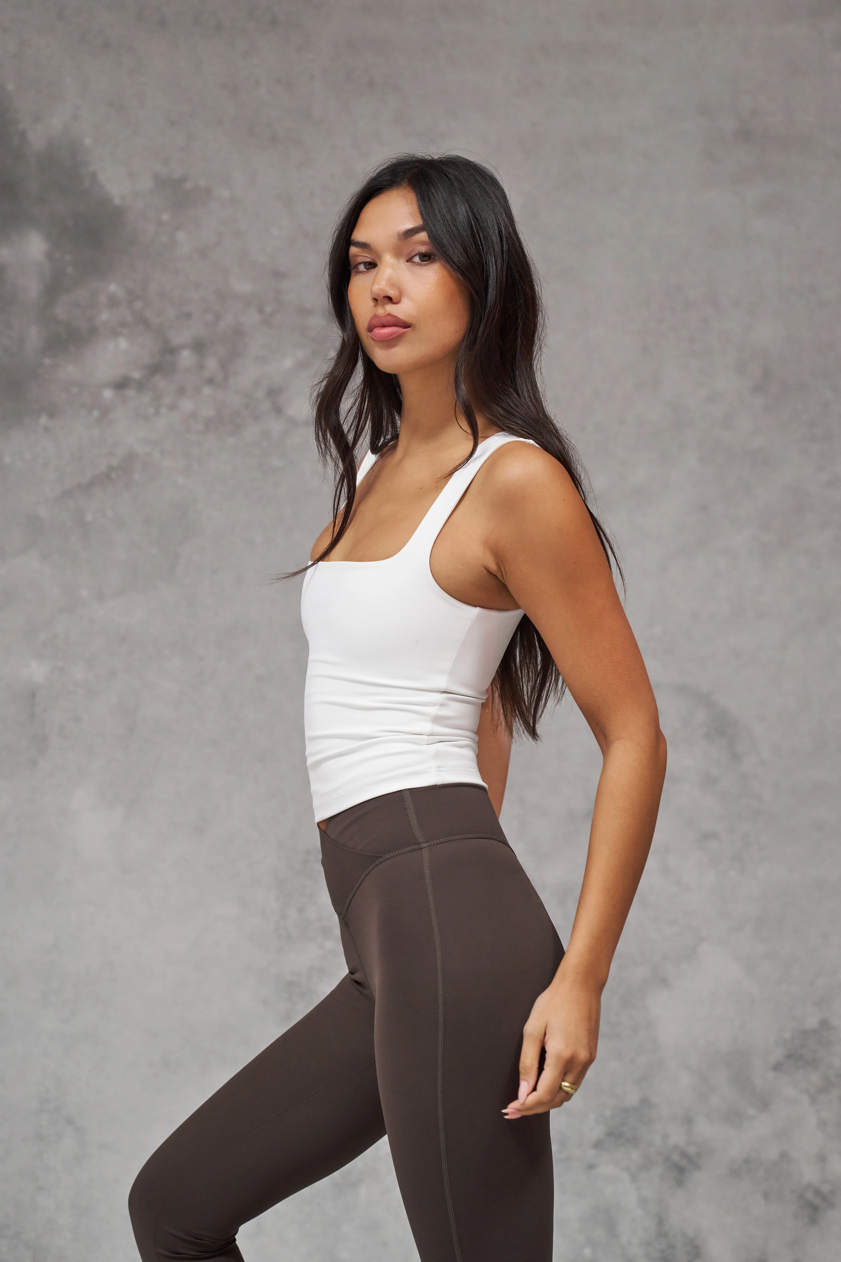 SCULPTING STRETCH SCOOP NECK TOP - WHITE - Image 7