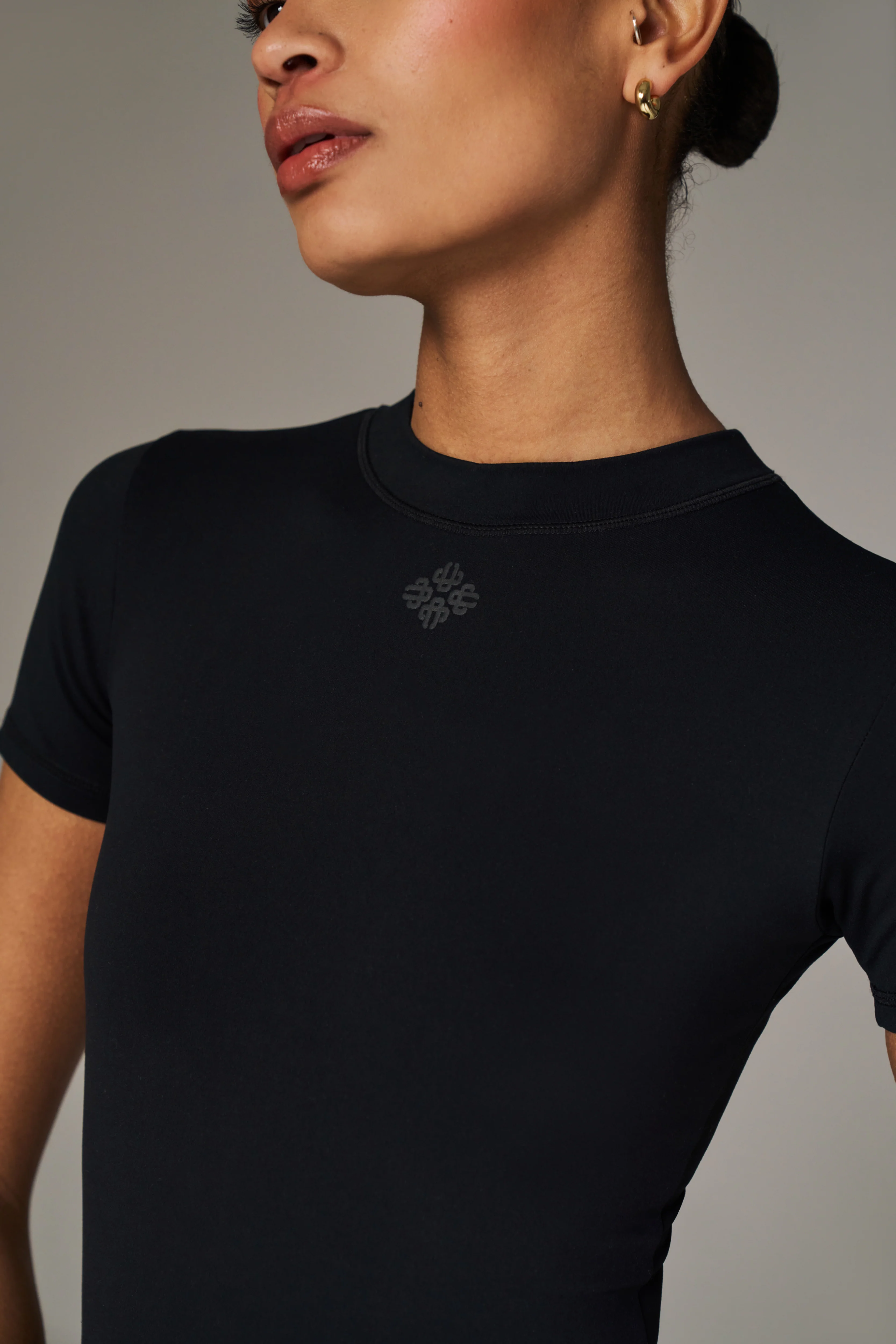 SCULPTING STRETCH EMBLEM BABY TEE - BLACK - Image 4