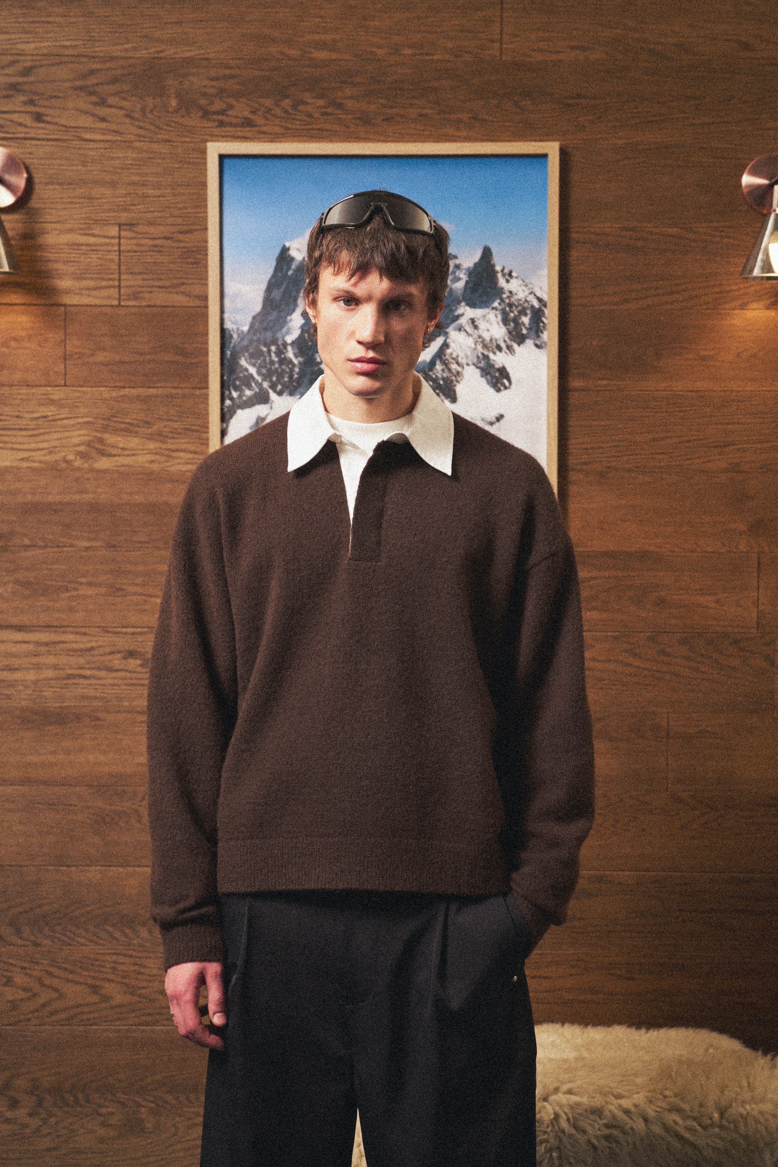 CONTRAST COLLAR KNIT CREW - BROWN - Image 2