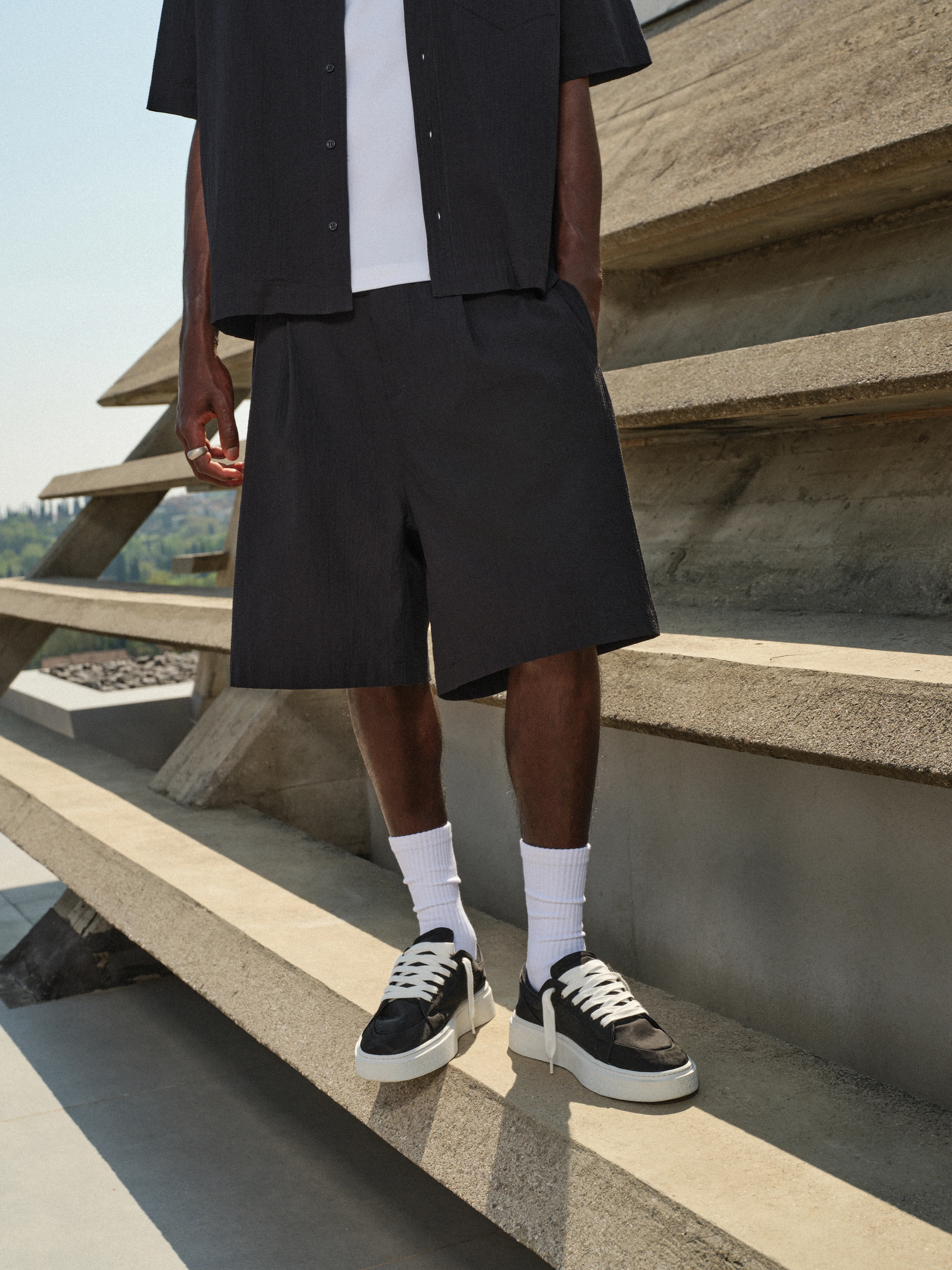 TEXTURED TAILORED SHORTS - BLACK - Image 2