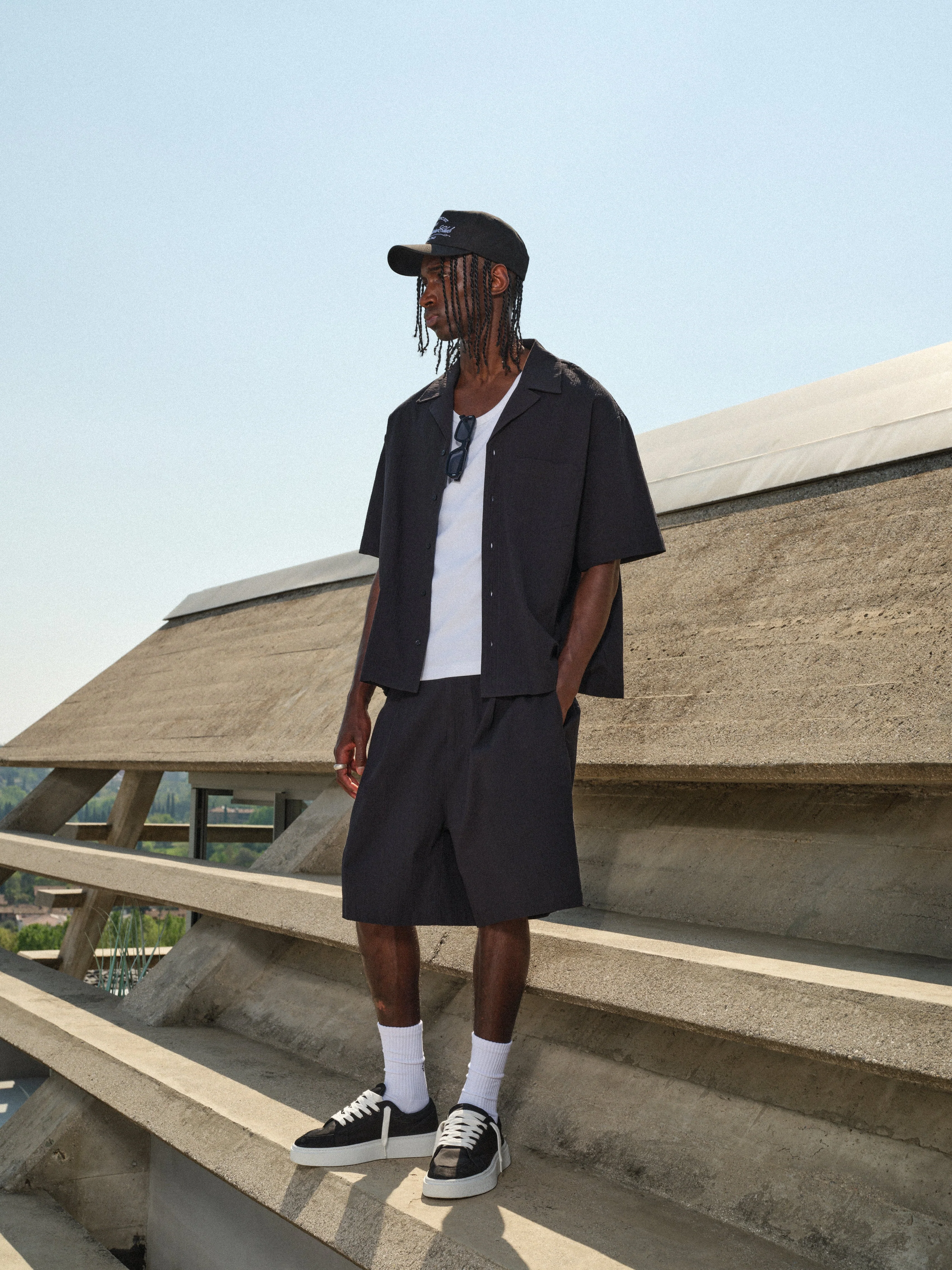 TEXTURED TAILORED SHORTS - BLACK - Image 3