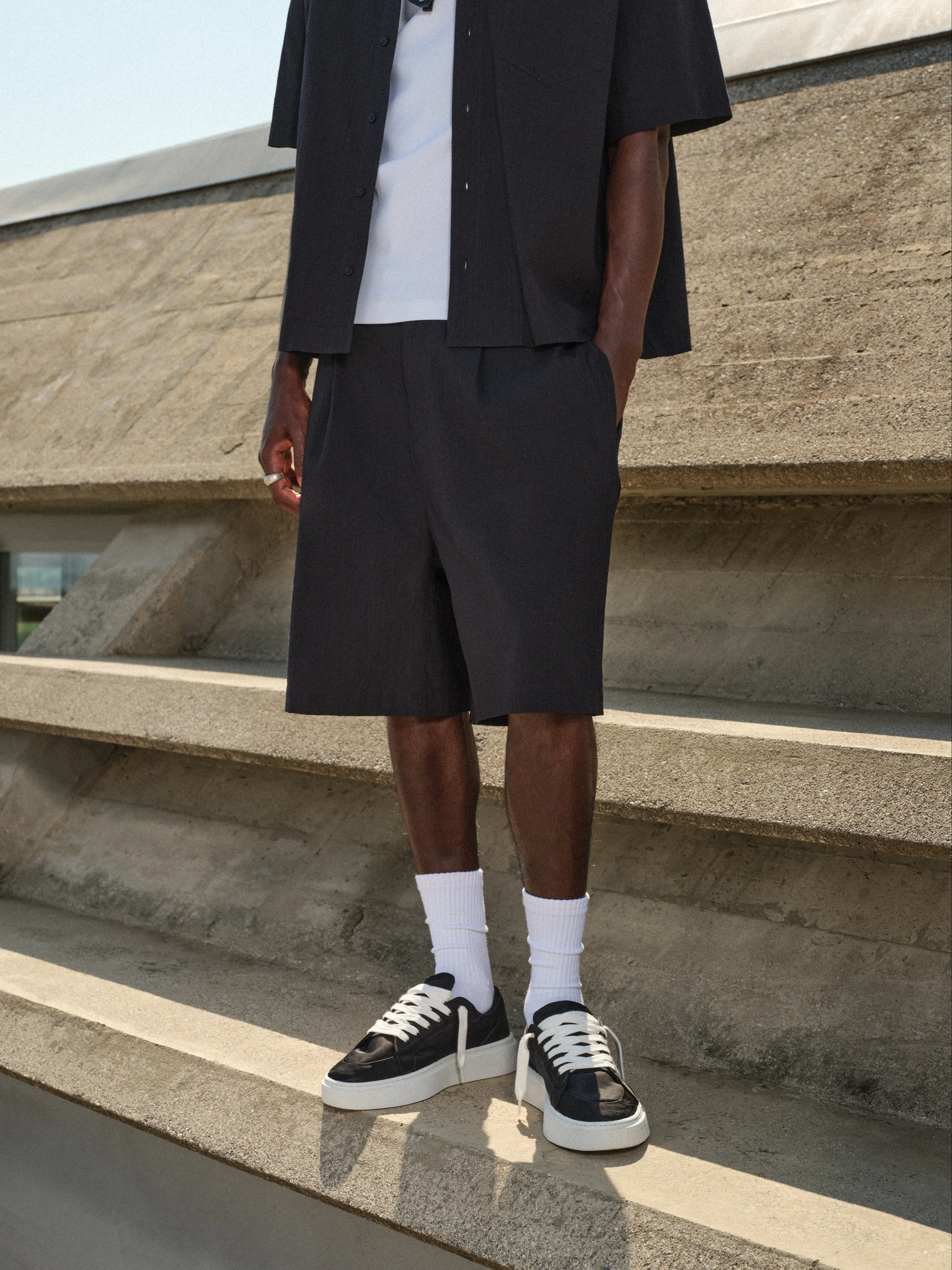 TEXTURED TAILORED SHORTS - BLACK - Image 4