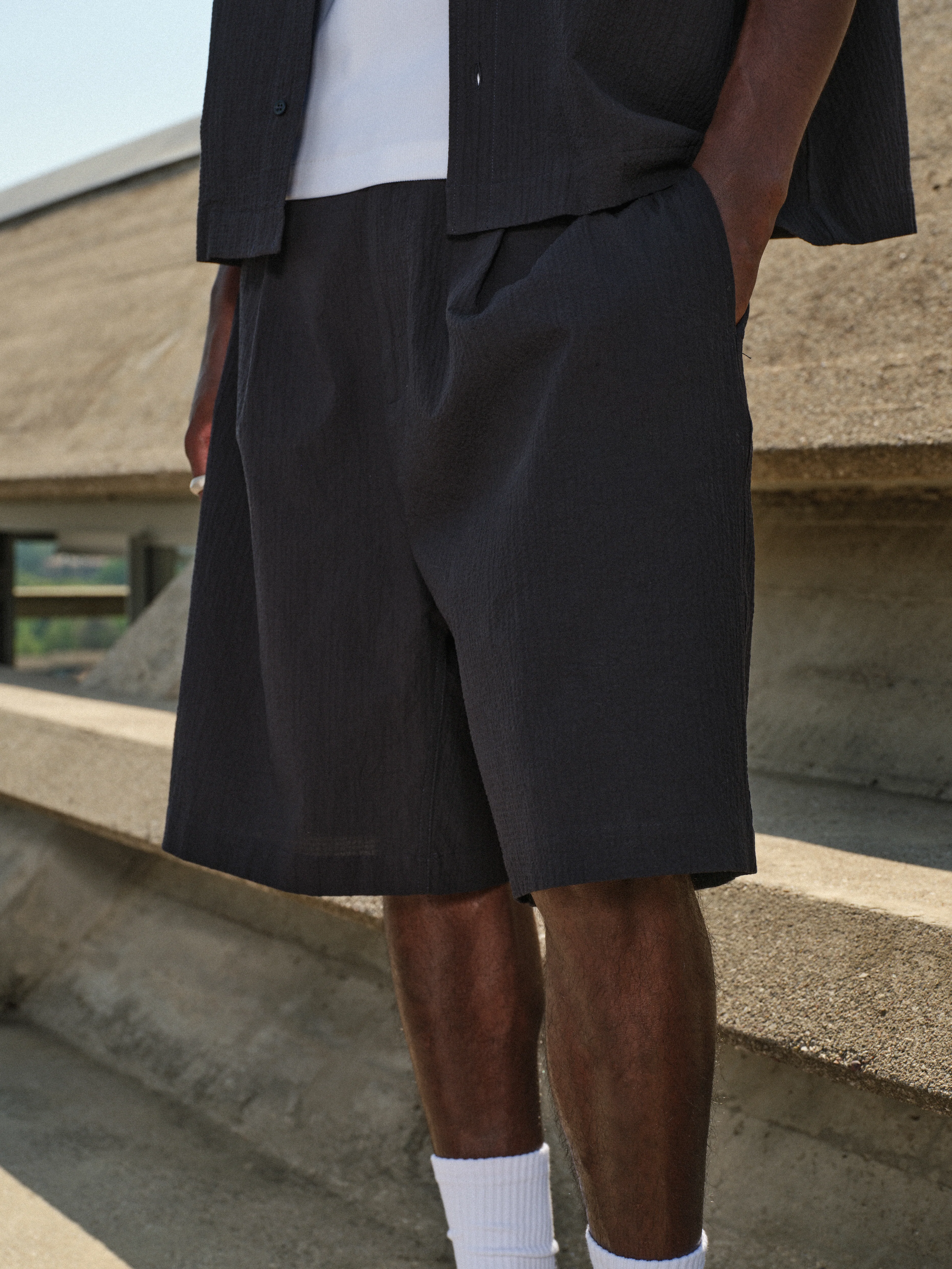 TEXTURED TAILORED SHORTS - BLACK - Image 5